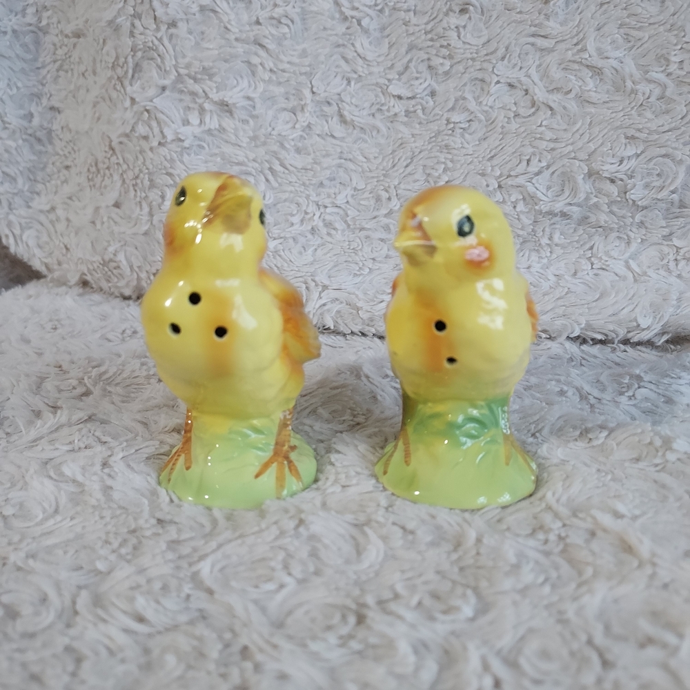 Midcentury Ceramics MCM Charming Easter Chicks Bird Salt & Pepper Shakers Kitsch